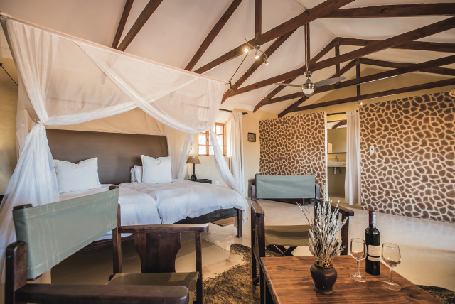 Bagatelle Lodge - Kalahari Game Ranch - Namibia - Guest room with texture wall